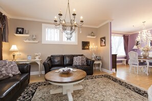 Lobby sitting area - Charles Street Holiday Home (Lethbridge)