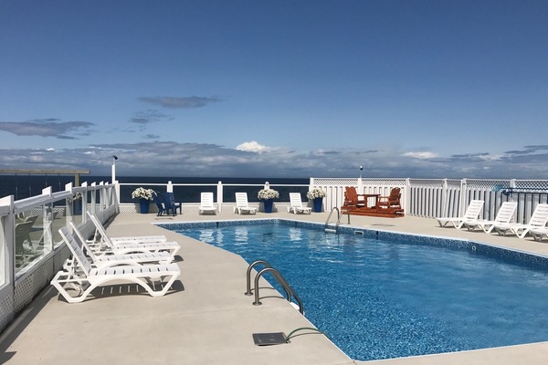 Kolam renang terbuka bermusim, kerusi lepak pantai