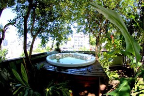 Outdoor spa tub