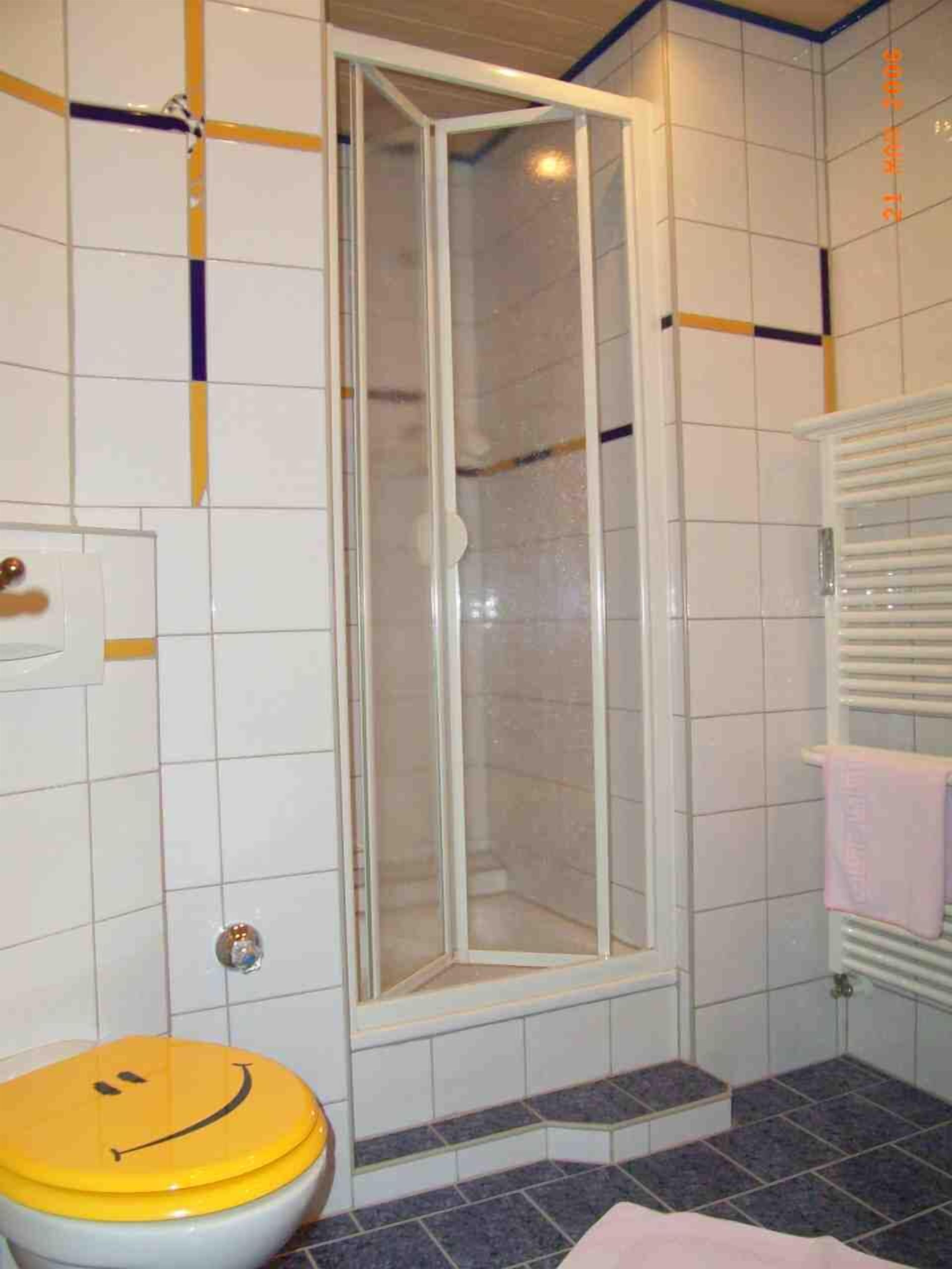 familie suite mit 2 schlafzimmer | bathroom shower