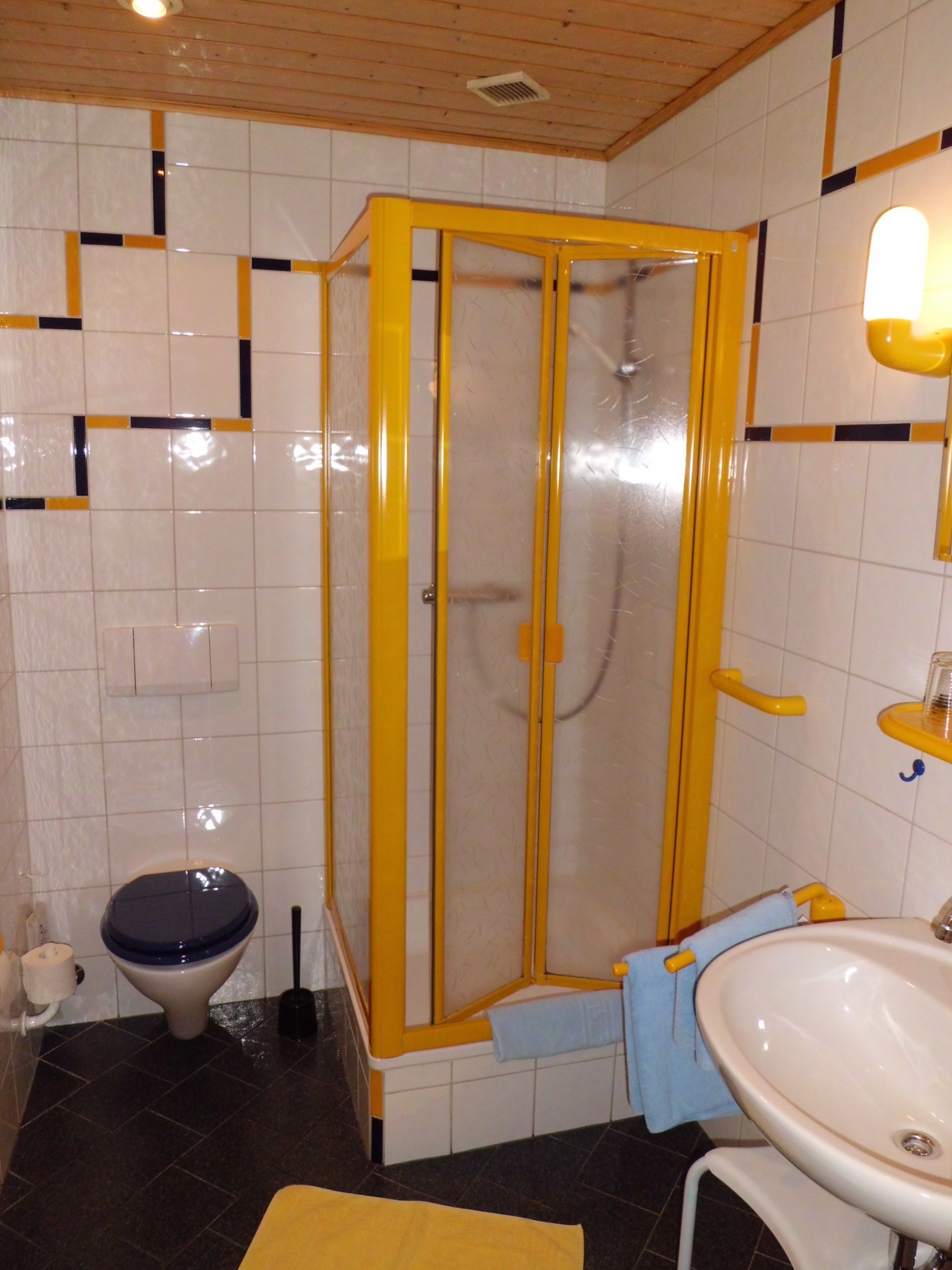 single room | bathroom shower