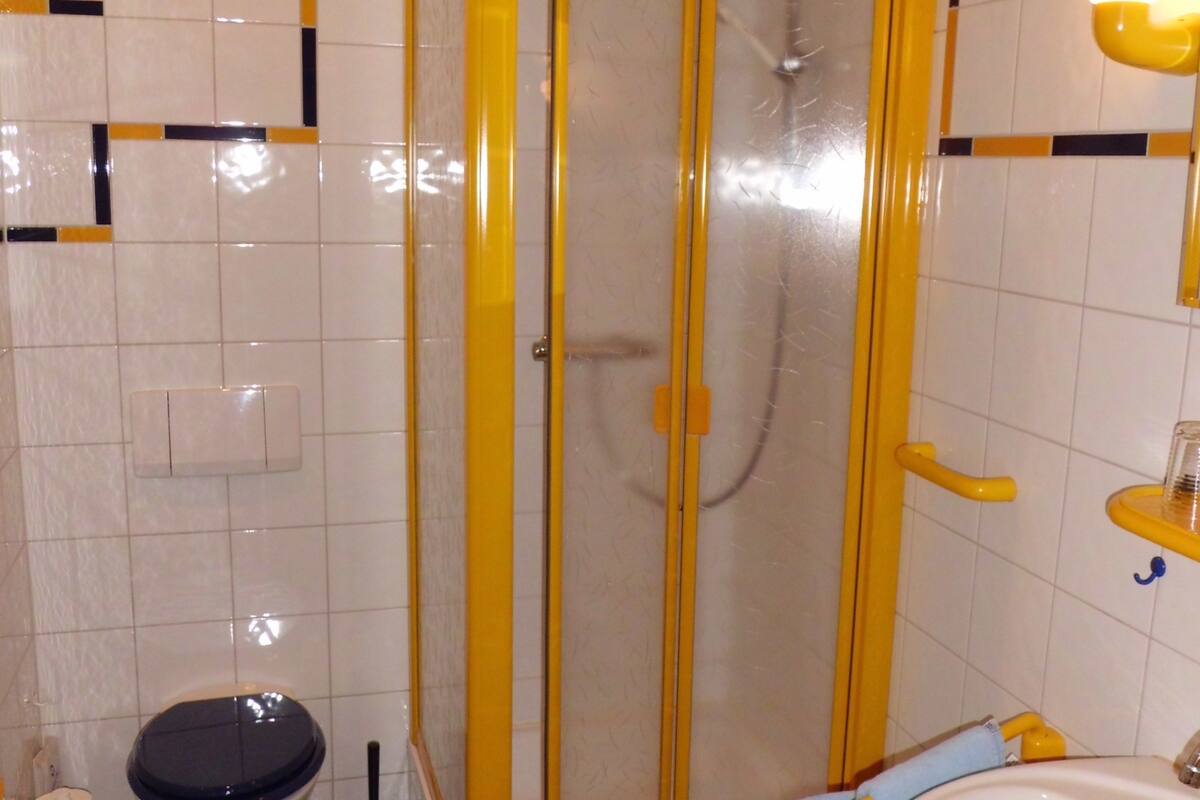 single room | bathroom shower