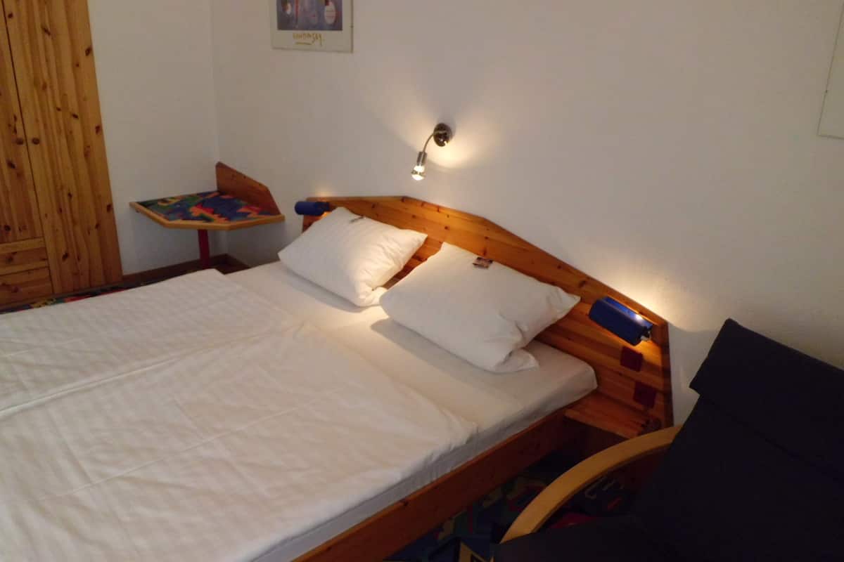 double room | hypo-allergenic bedding, free wifi, bed sheets
