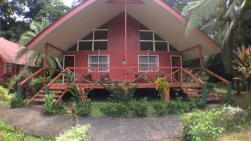 Cabana família, vista para o rio | Cofres nos quartos, individualmente decorados