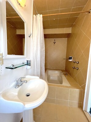 Studio Suite Superior | Kamar mandi | Perlengkapan kamar mandi ramah lingkungan, pengering rambut,  dan handuk