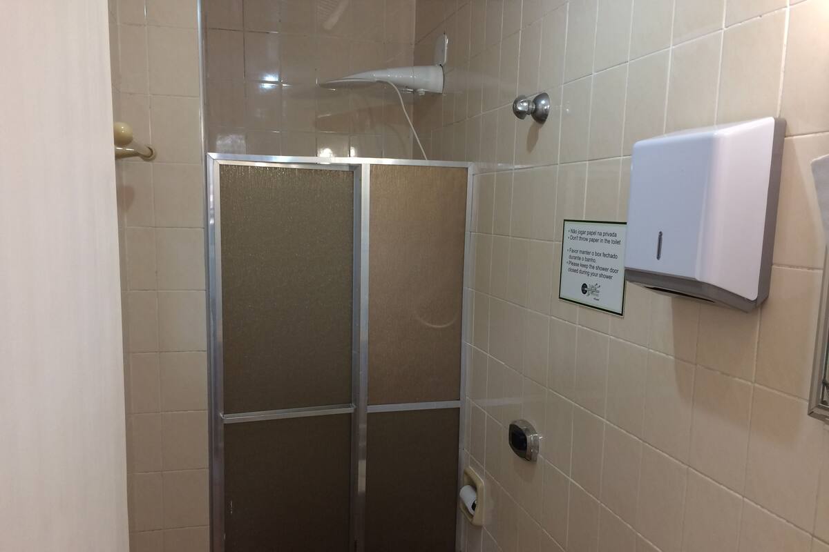 Dortoir Partagé, dortoir mixte | Salle de bain | Douche, sèche-cheveux, serviettes fournies