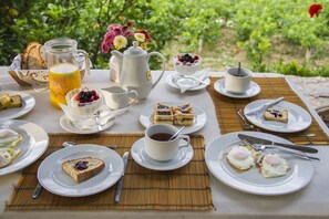 Dagelijks ontbijtbuffet (EUR 13 per persoon)