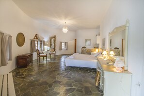 Executive Studio, 1 King Bed | Free WiFi, bed sheets - Petrino (Naxos)