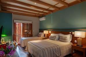 Deluxe Room | Hypo-allergenic bedding, in-room safe, desk, blackout drapes - Hotel Boutique Britânico (Gramado)