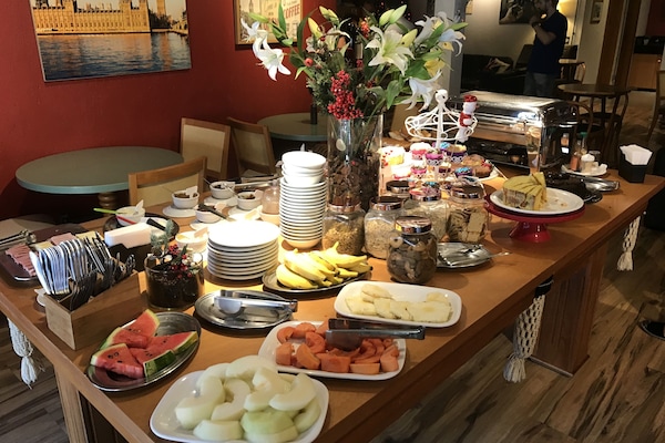 Café da manhã com buffet grátis todos os dias