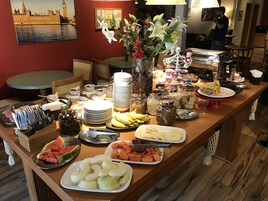 Café da manhã com buffet grátis todos os dias