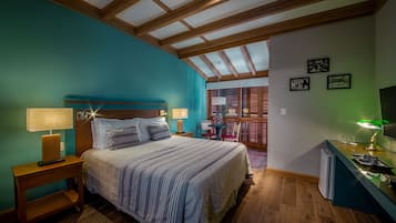 Deluxe Room | Roupas de cama antialérgicas, cofres nos quartos, escrivaninha