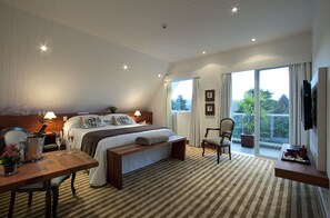 Minibar, caja de seguridad en la habitación y muebles diferentes 