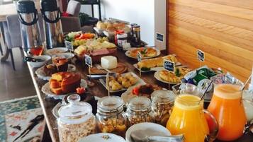 Café da manhã com buffet grátis todos os dias