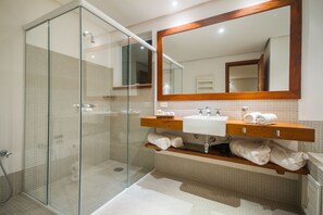 Superior Room | Bathroom | Free toiletries, hair dryer, bathrobes, slippers - L.A.H. Hostellerie (Campos do Jordão)