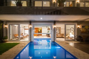 Indoor pool, outdoor pool, pool umbrellas, sun loungers - L.A.H. Hostellerie (Campos do Jordão)