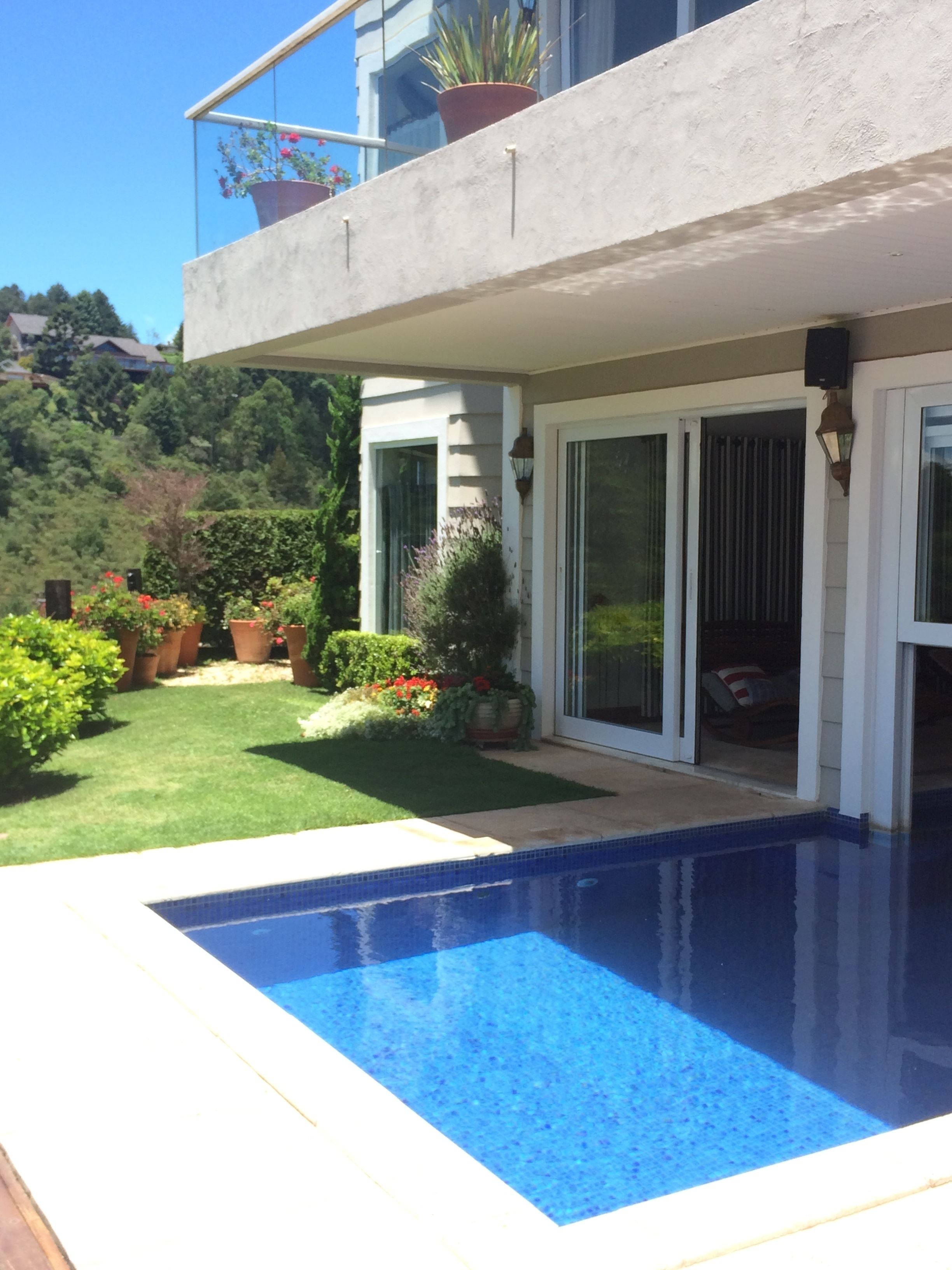 Una piscina cubierta, una piscina al aire libre, sombrillas, tumbonas