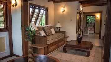 Cottage, Pool View | Peralatan tempat tidur premium, peti besi dalam bilik