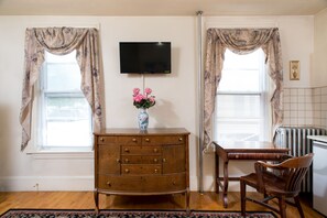 Habitación triple (Shared Bath) | Servicios de la habitación