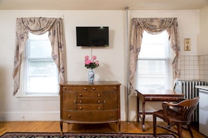 Triple Room (Shared Bath) | Room amenity