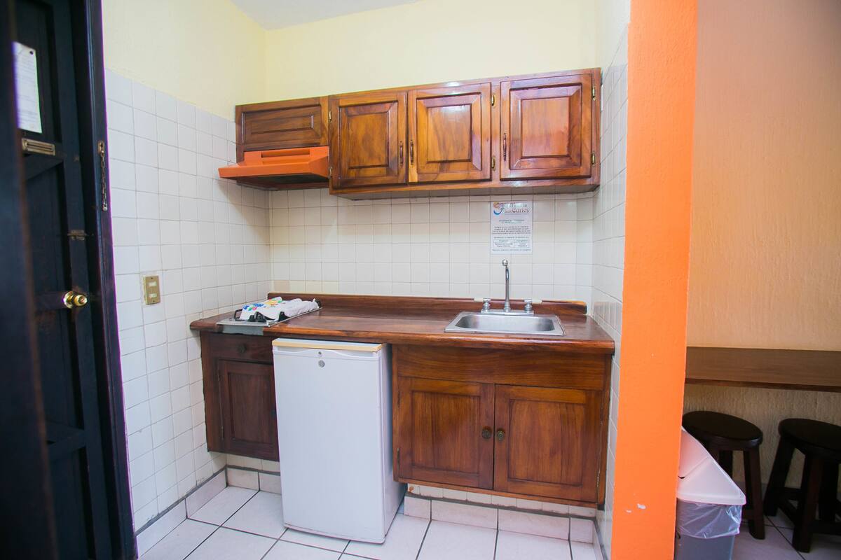 Habitación, 2 camas dobles, cocina básica | Cocina básica privada