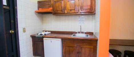 Habitación, 2 camas matrimoniales, cocineta | Cocineta privada