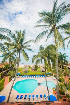 Outdoor pool - Hotel Estancia San Carlos (Rincon de Guayabitos)
