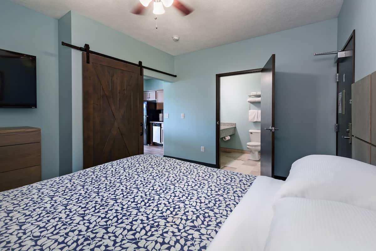 Desk, blackout drapes, iron/ironing board, free WiFi