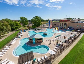 Una piscina cubierta, una piscina al aire libre de temporada, sombrillas