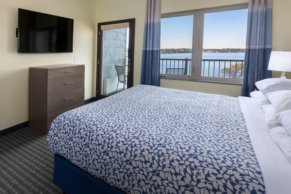 Desk, blackout drapes, iron/ironing board, free WiFi