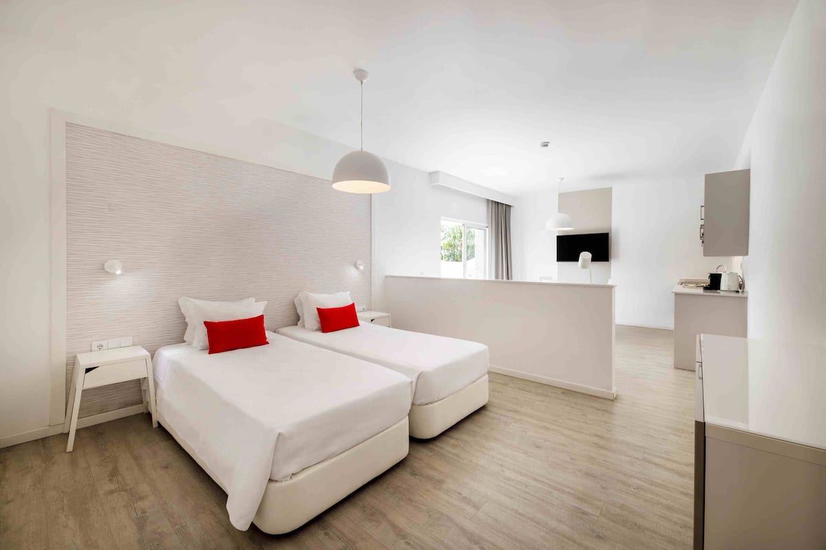 Studio Premium, cÎté jardin | Coffres-forts dans les chambres, ameublement personnalisé
