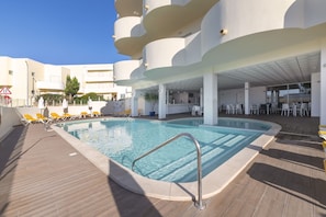 Outdoor pool, open 9 AM to 6:00 PM, pool umbrellas, pool loungers - Alvormar Apartamentos Turísticos (Portimão)