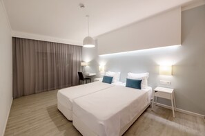 Apartemen Premium, 2 kamar tidur | Brankas, dilengkapi dengan perabotan berbeda-beda, dan kedap suara
