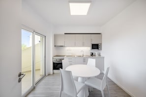 Premium Apartment, 2 Bedrooms, 2 Bathrooms | Private kitchen - Alvormar Apartamentos Turísticos (Portimão)
