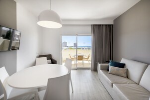 Apartamento premium, 1 quarto, vista para a piscina | Área de estar