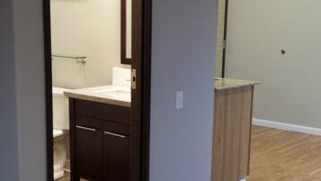 Deluxe Room | Bathroom