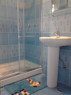 Double Room | Bathroom | Shower, rainfall showerhead, hair dryer, towels
