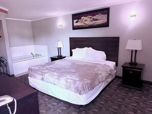Honey Moon Suites | Lit avec matelas à plateau-coussin, bureau, fer et planche à repasser
