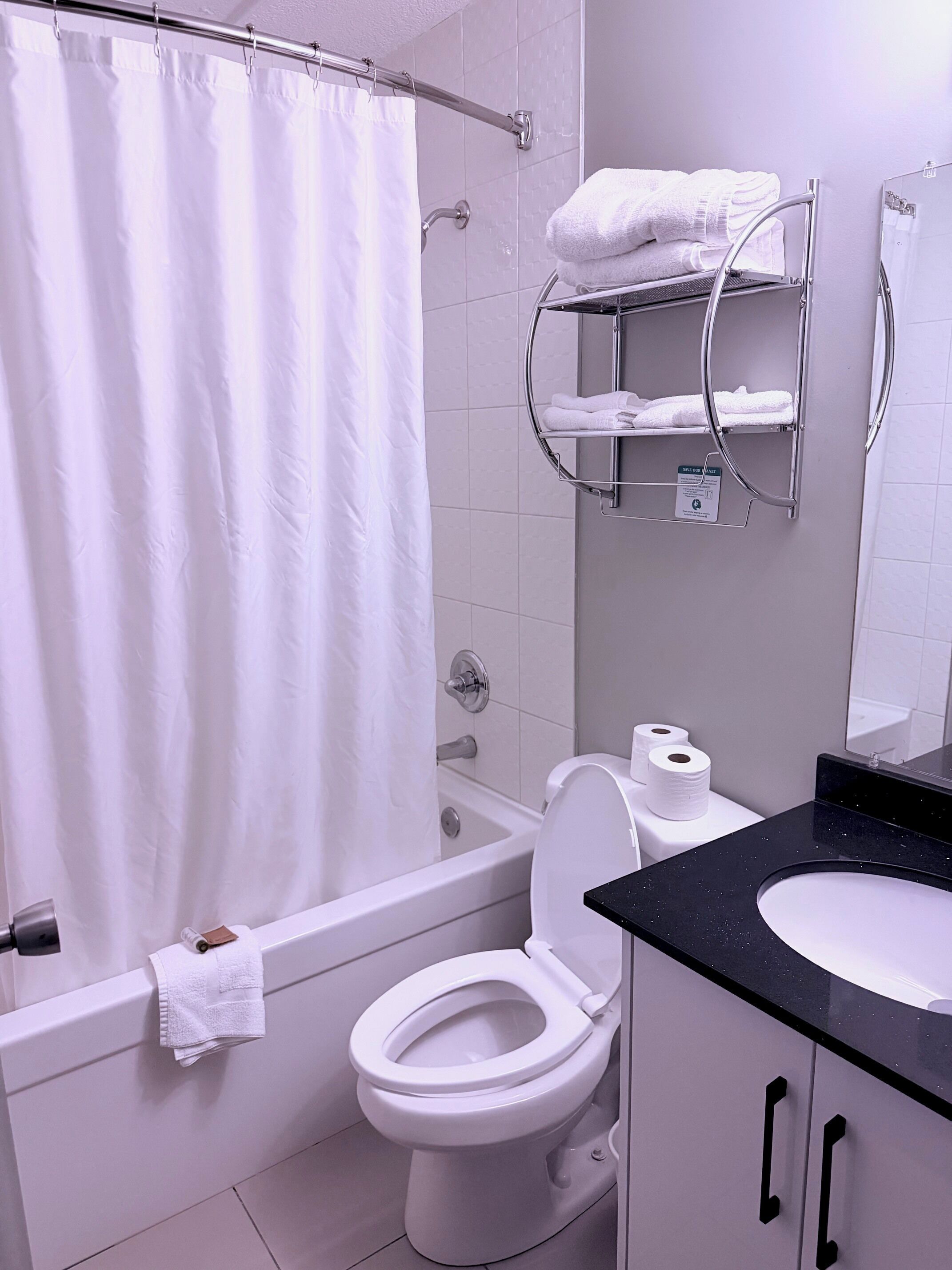 NQ | Salle de bain | Baignoire à remous, serviettes fournies, savon, shampooing