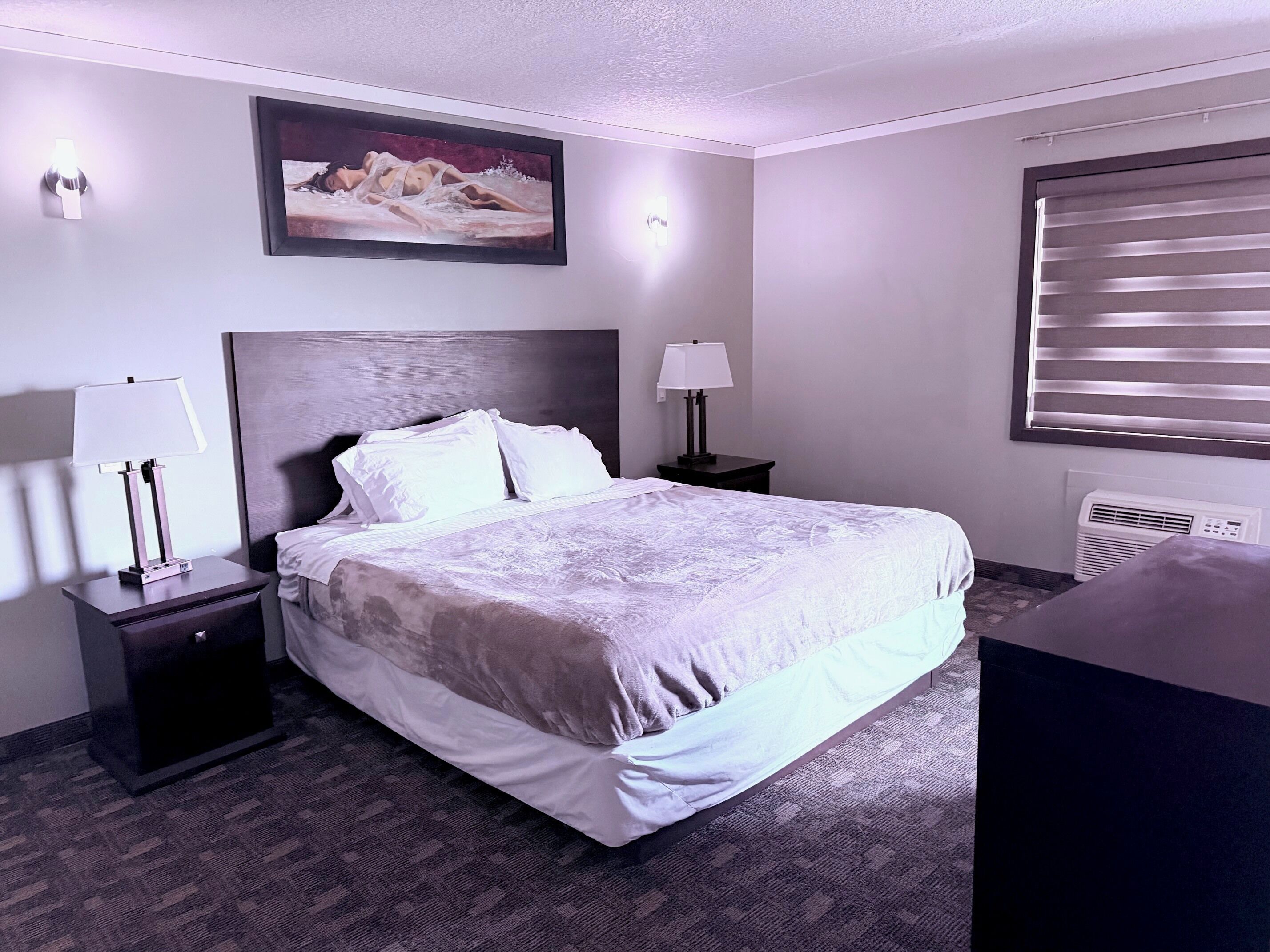 Honey Moon Suites | Lit avec matelas à plateau-coussin, bureau, fer et planche à repasser