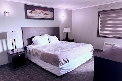 Honey Moon Suites | Lit avec matelas à plateau-coussin, bureau, fer et planche à repasser