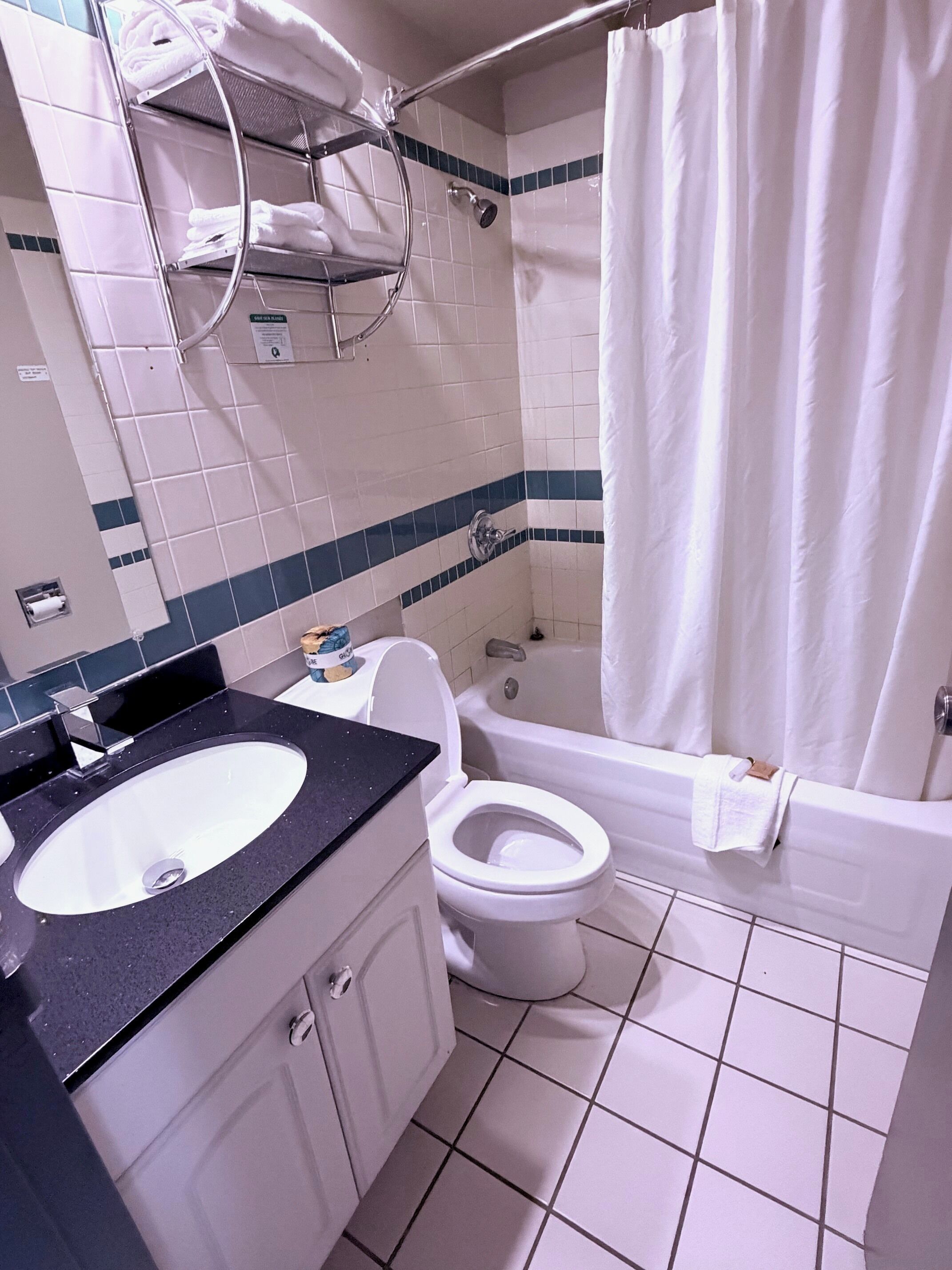 NDD | Bathroom | Jetted tub, towels, soap, shampoo
