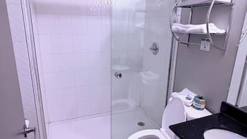 Honey Moon Suites | Badezimmer | Whirlpool, Handtücher, Seife, Shampoo