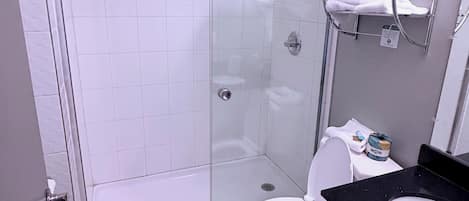 Honey Moon Suites | Baño | Tina de hidromasaje, toallas, jabón, shampoo
