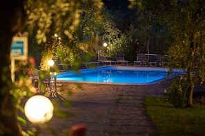 Outdoor pool, pool umbrellas, pool loungers - Hotel Villa Orizzonte (Malcesine)