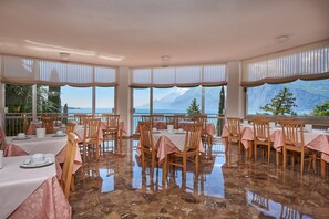 Café da manhã com buffet grátis todos os dias