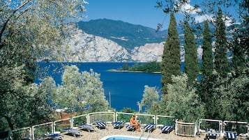 Piscine extérieure, parasols de plage, chaises longues