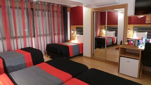 Familie vierpersoonskamer | Een kluis op de kamer, een bureau, verduisterende gordijnen