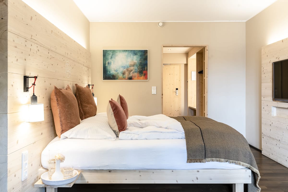 Deluxe Double Room | 1 bedroom, in-room safe, desk, laptop workspace