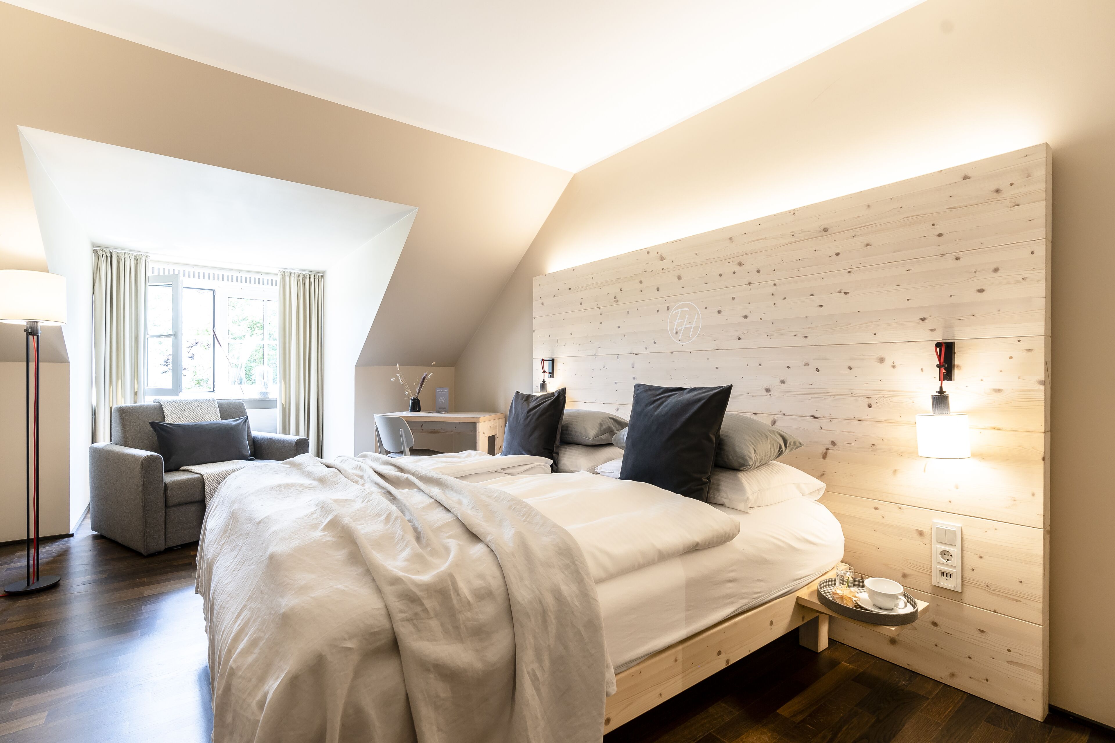 Familien-Dreibettzimmer | Zimmersafe, Schreibtisch, laptopgeeigneter Arbeitsplatz